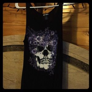 Sleeveless shirt with flowers and skull